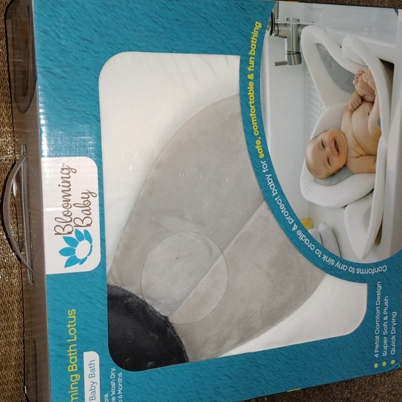 New in Box Blooming Baby Blooming Bath Lotus - Plush Baby Bath (Birth-6 Months) - Picture 1 of 9